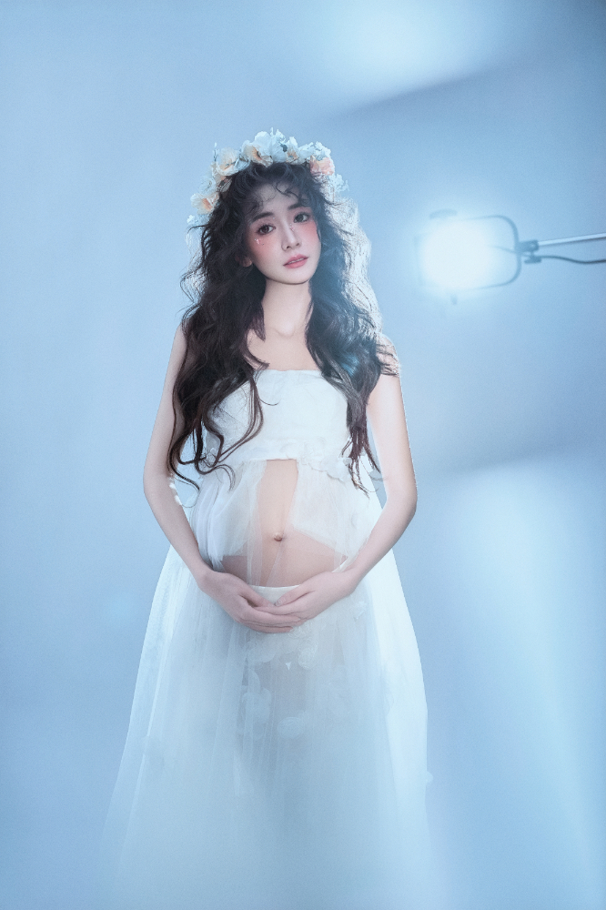 番禺区孕妇写真哪家好?玛瑞莎用三对一尊享服务,守护孕妈最美的蜕变时刻